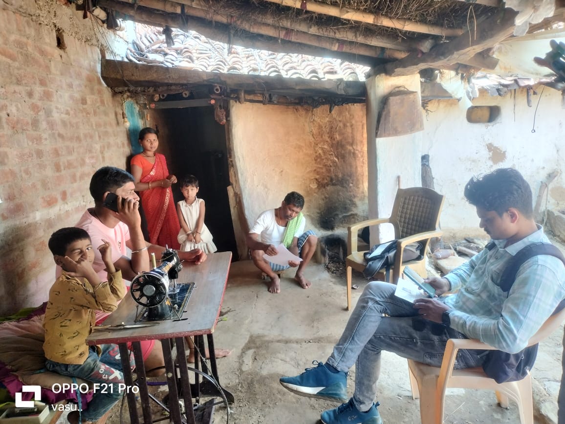 Kabirdham News : सुशासन तिहार : घर-घर पहुंचकर बनाया जा रहा श्रम कार्ड, आवेदकों को मिली राहत
