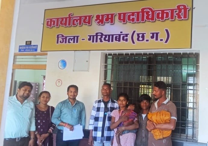 तेलंगाना के ईट भट्ठे में बंधक बने गरियाबंद के 15 श्रमिक एवं 10 बच्चों बंधकों को किया मूक्त ।