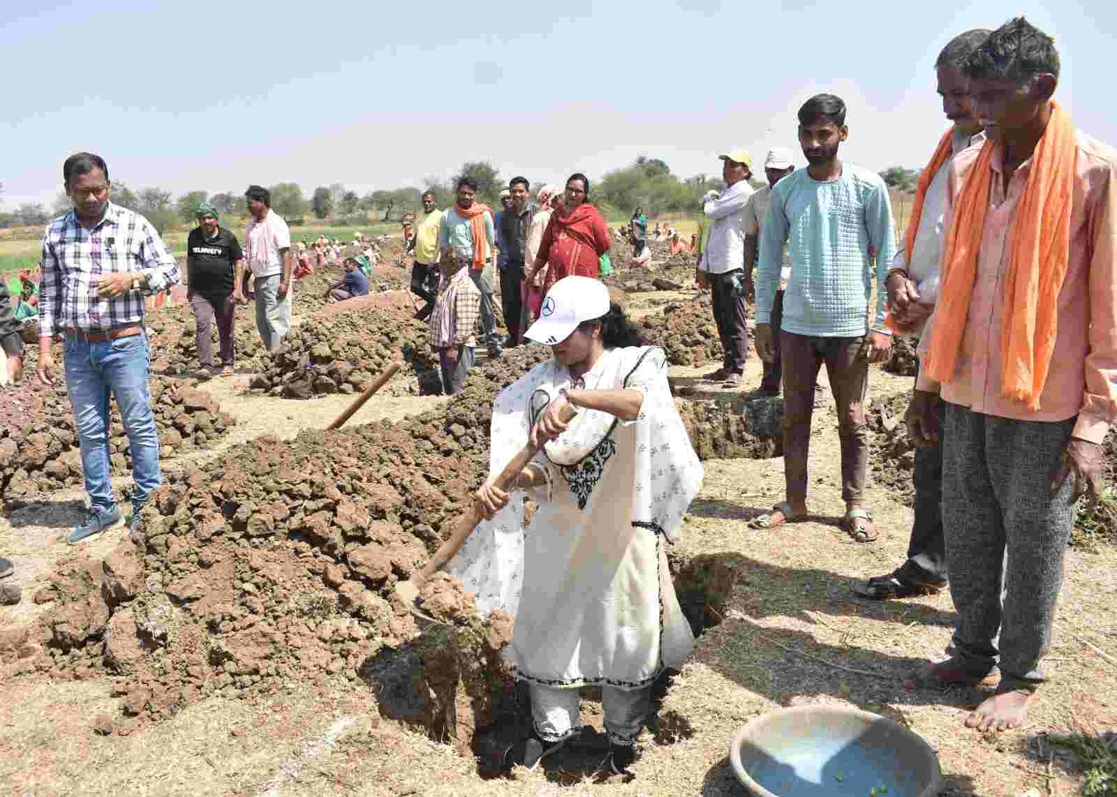 भाठागांव में 'नीर क्रांति': 5 हजार ट्रेंच से 27 लाख लीटर जल को भूमि समर्पण, कलेक्टर बनीं श्रमयोगी