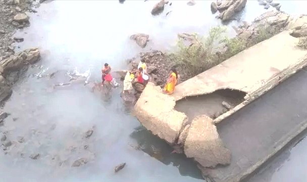 कार्तिक स्नान करने पहुंचे 6 सदस्य बांगो डेम के पानी के बीच फंसे गोताखोर की मद्दत से किया रेस्क्यू।
