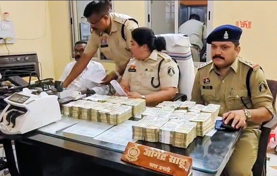 कार से 65 लाख कैश बरामद, ड्राइवर से पूछताछ जारी; पैसे जब्त कर आईटी जांच के लिए भेजने की तैयारी