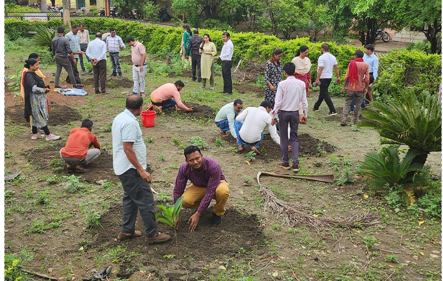 Raipur News : एक पेड़ मां के नाम अभियान,    गांव, स्कूल, आंगनबाड़ी और शासकीय भवनों में वृ़क्षारोपण
