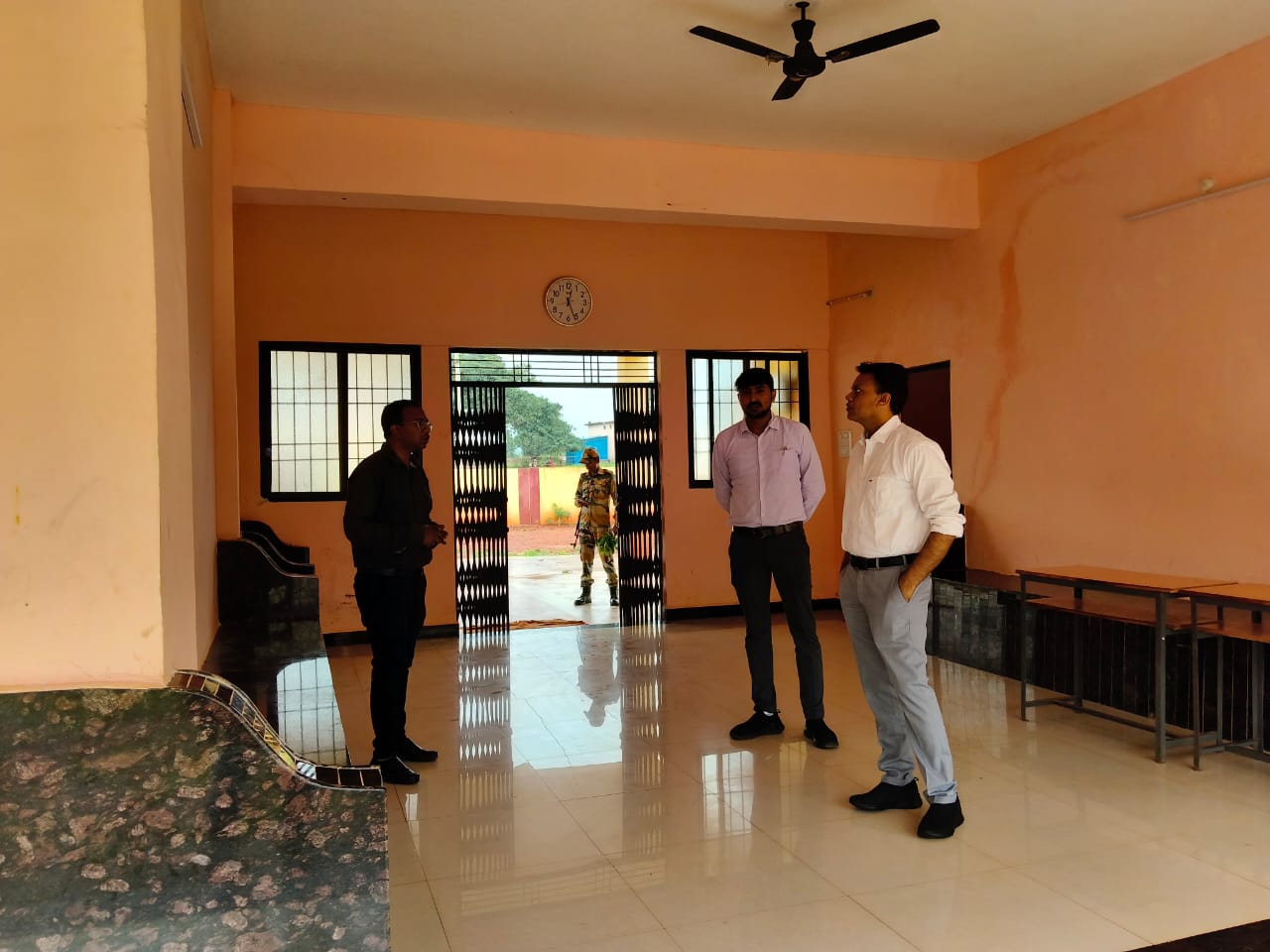 Khairagarh news : कलेक्टर ने साल्हेवारा छात्रावास का किया औचक निरीक्षण
