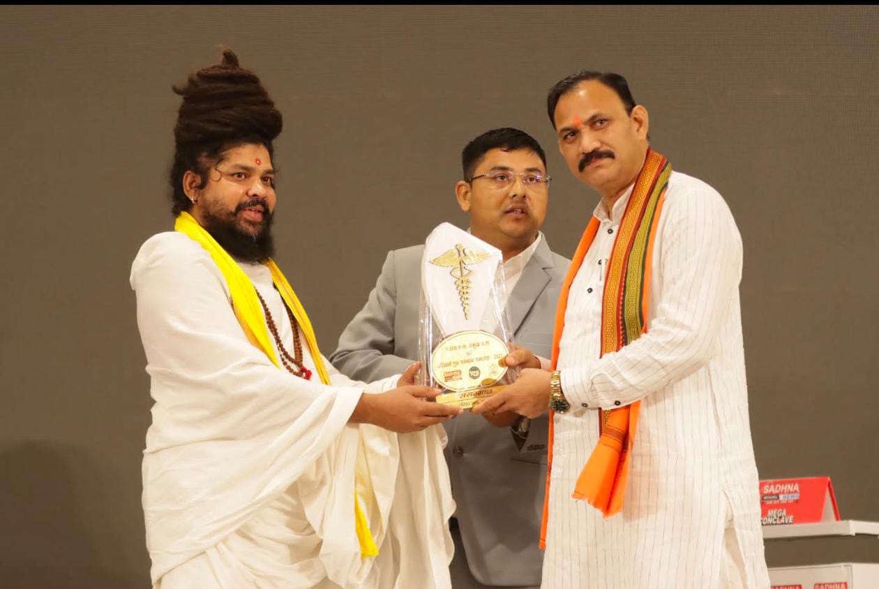 Balod News: स्वास्थ्य मंत्री के हाथों आयुर्वेदाचार्य गुरुदेव बिरेंद्र देशमुख सम्मानित