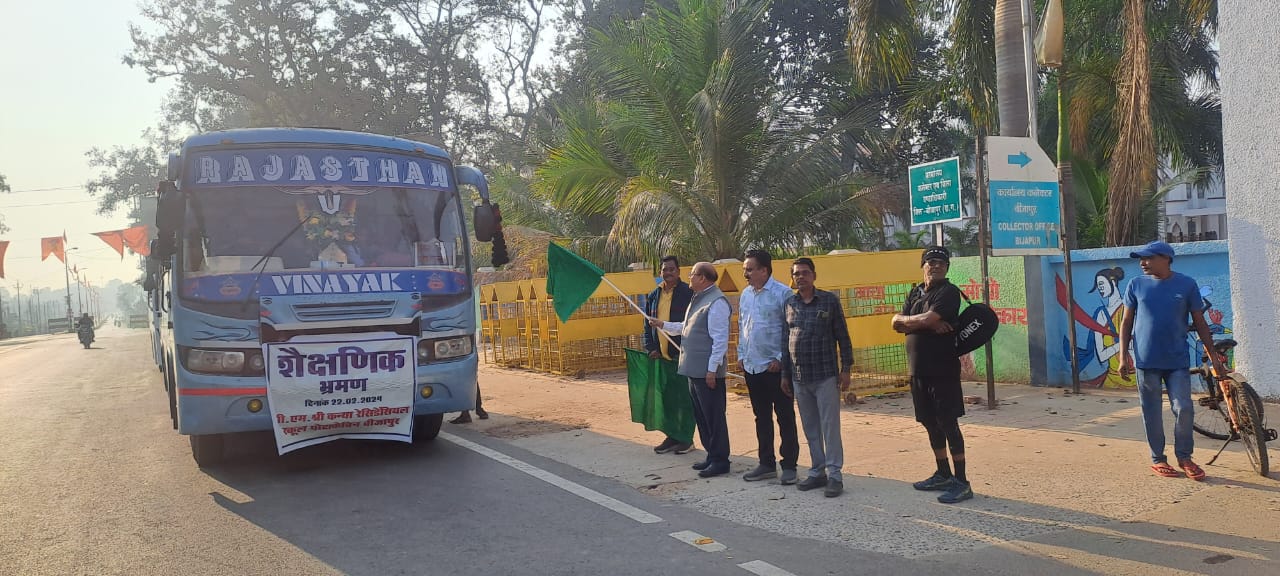 Bijapur News : शैक्षणिक भ्रमण हेतु कलेक्टर ने बस को हरी झंडी दिखाकर किया रवाना  पीएम श्री रेसिडेंसियल स्कूल के 100 छात्राएं विभिन्न स्थानों का करेंगे भ्रमण