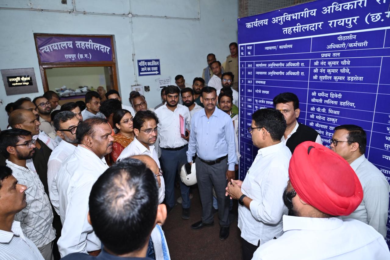 Raipur news : रायपुर: राजस्व मंत्री टंक राम वर्मा ने धीमी कार्यप्रणाली पर  जताई नाराजगी ; 688 लंबित मामलों को शीघ्र पूरा करने के दिए निर्देश।