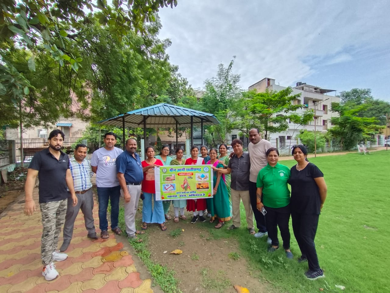 Raipur News : सुखी धरती करे पुकार वृक्ष लगाकर करो शृंगार का संदेश देते हुए कालोनी वासियो ने किया वृक्षारोपण