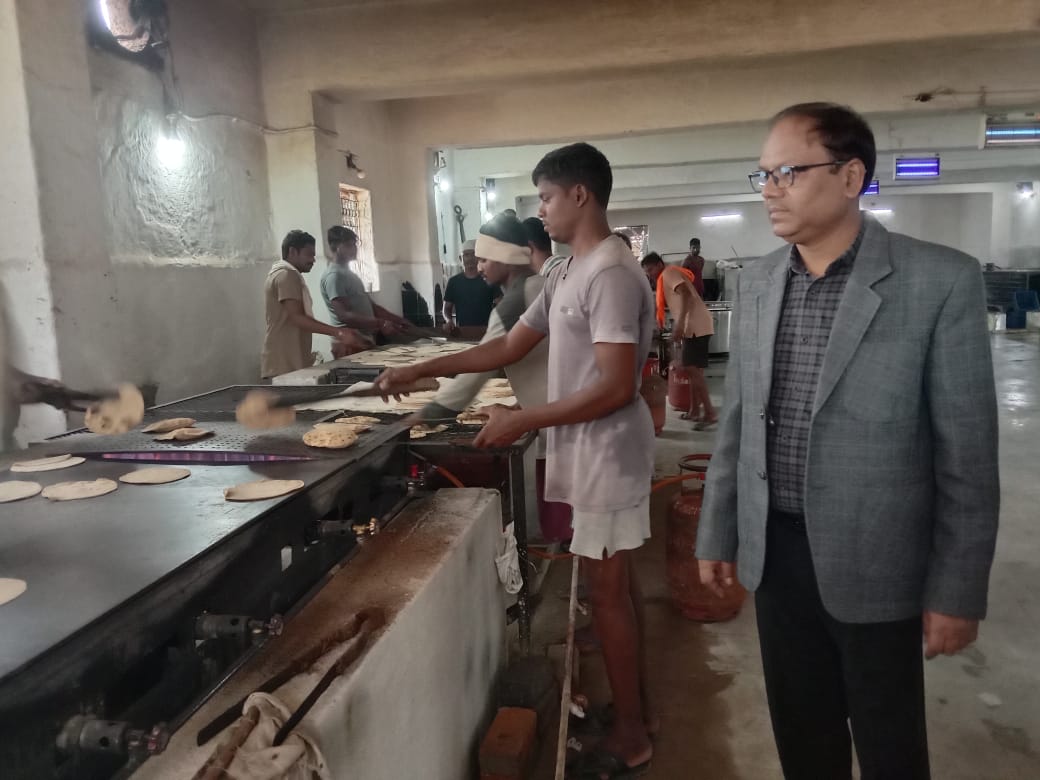 Raipur News : प्रधान जिला एवं सत्र न्यायाधीश ने रायपुर केंद्रीय जेल का किया औचक निरीक्षण