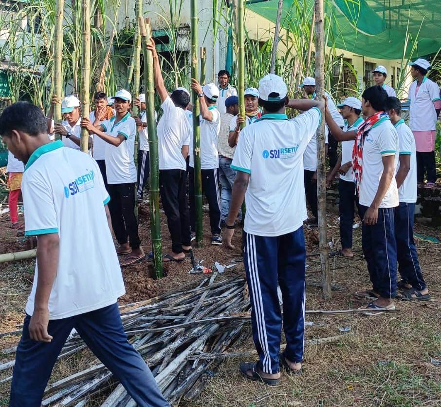 Bijapur news : आत्मसमर्पित माओवादियों ने थामी तरक्की की डोर