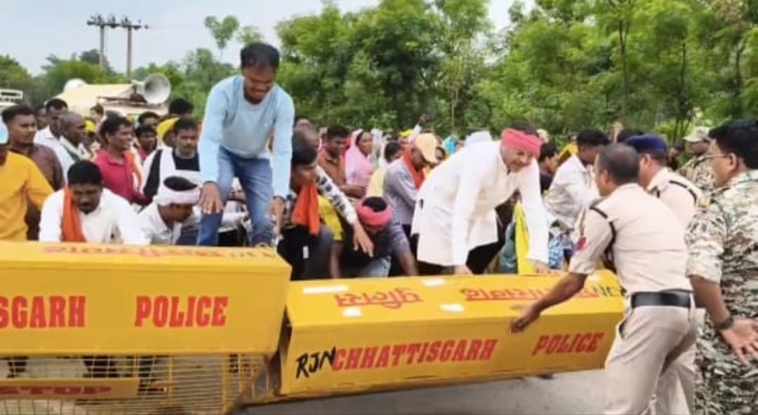 Rajnandgawn news : युवक कांग्रेस के पूर्व अध्यक्ष राजीव गुप्ता के नेतृत्व में राष्ट्रीय राजमार्ग पर चक्काजाम .....