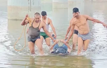 Durg News : दुर्ग में 1 व्यक्ति ने छलांग लगाकर की खुदकुशी ब्रिज में खडी  कार में  मिला सुसाइड नोट