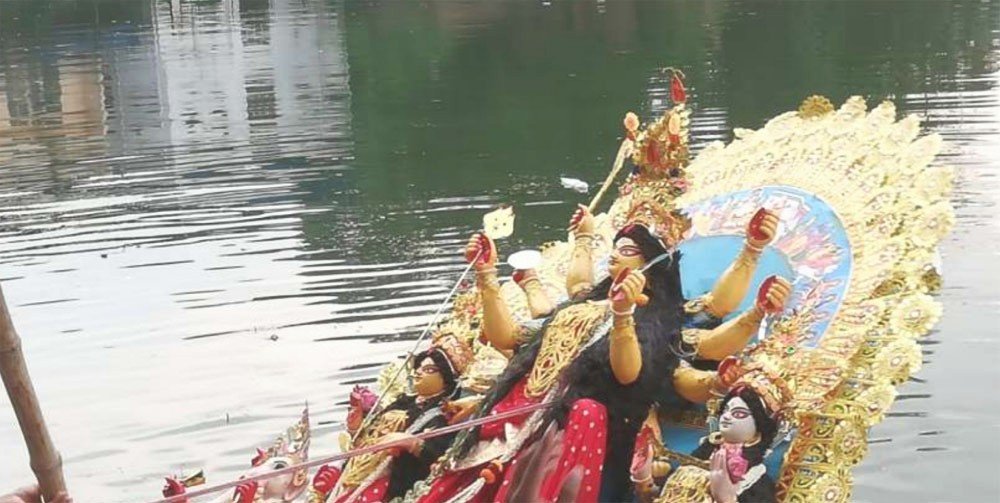 दुर्गा विसर्जन में हुआ बड़ा हादसा करंट लगने पर 15 लोग हुए घायल