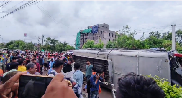 यात्रियों से भरी बस अनियंत्रित होकर पलटी, 30 से अधिक घायल, एक मासूम की मौत ,,,