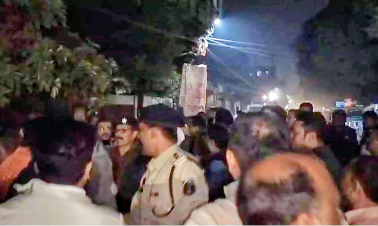 रायपुर पश्चिम विधायक राजेश मूणत के आवास के सामने कांग्रेस व भाजपा कार्यकर्ताओं में तीखी नोकझोंक