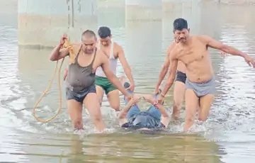 दुर्ग में 1 व्यक्ति ने छलांग लगाकर की खुदकुशी ब्रिज में खडी कार में मिला सुसाइड नोट
