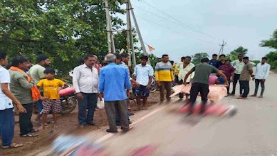 रफ्तार ट्रक ने बाइक को पीछे से मारी ठोकर हादसे में मां-बेटी की मौत ,पिता घायल