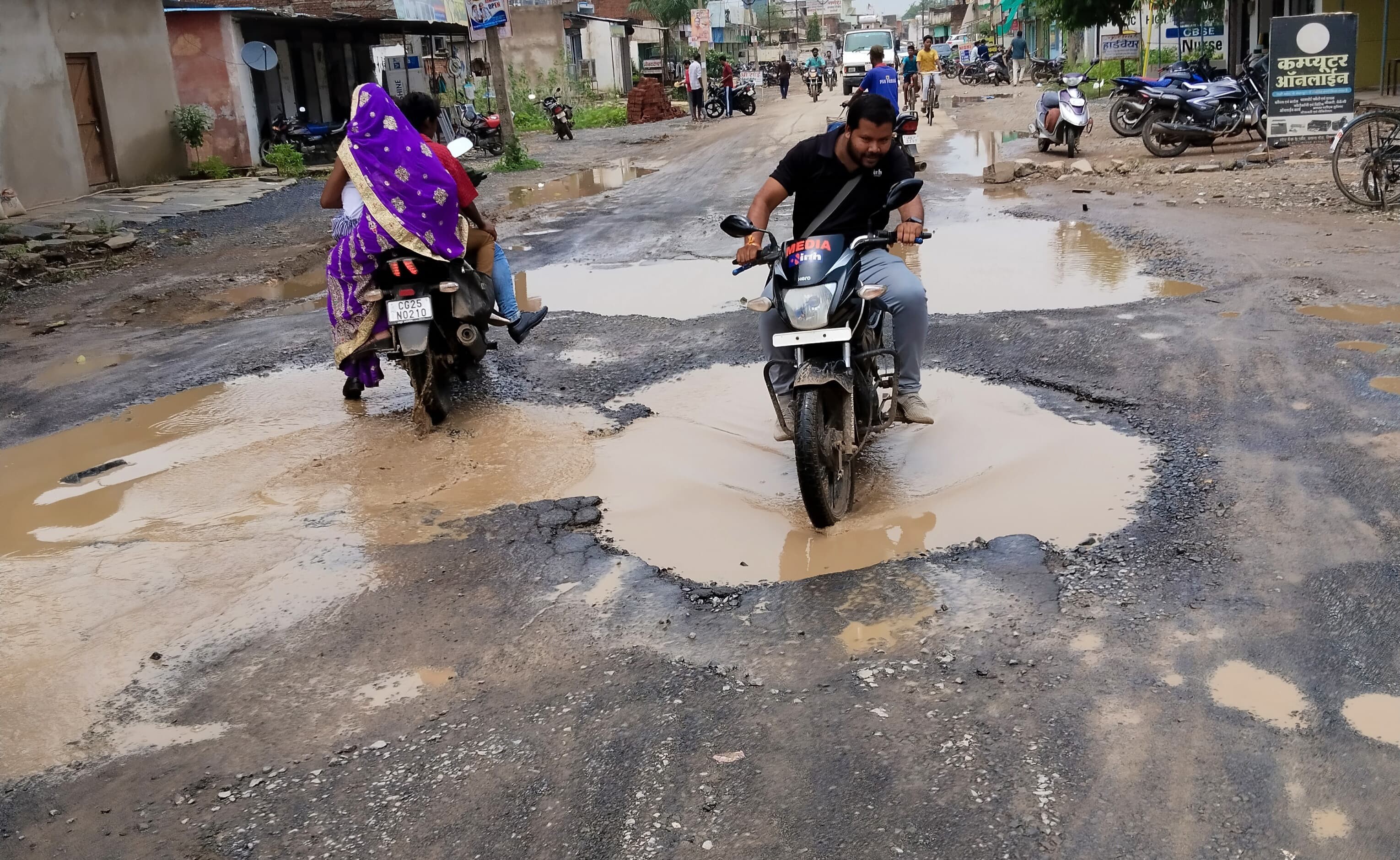 Bilaigarh News : बिलाईगढ़ मुख्य मार्ग जर्जर जानलेवा गड्ढे जान जोखिम में डालकर चलने को मजबूर ग्रामीण
