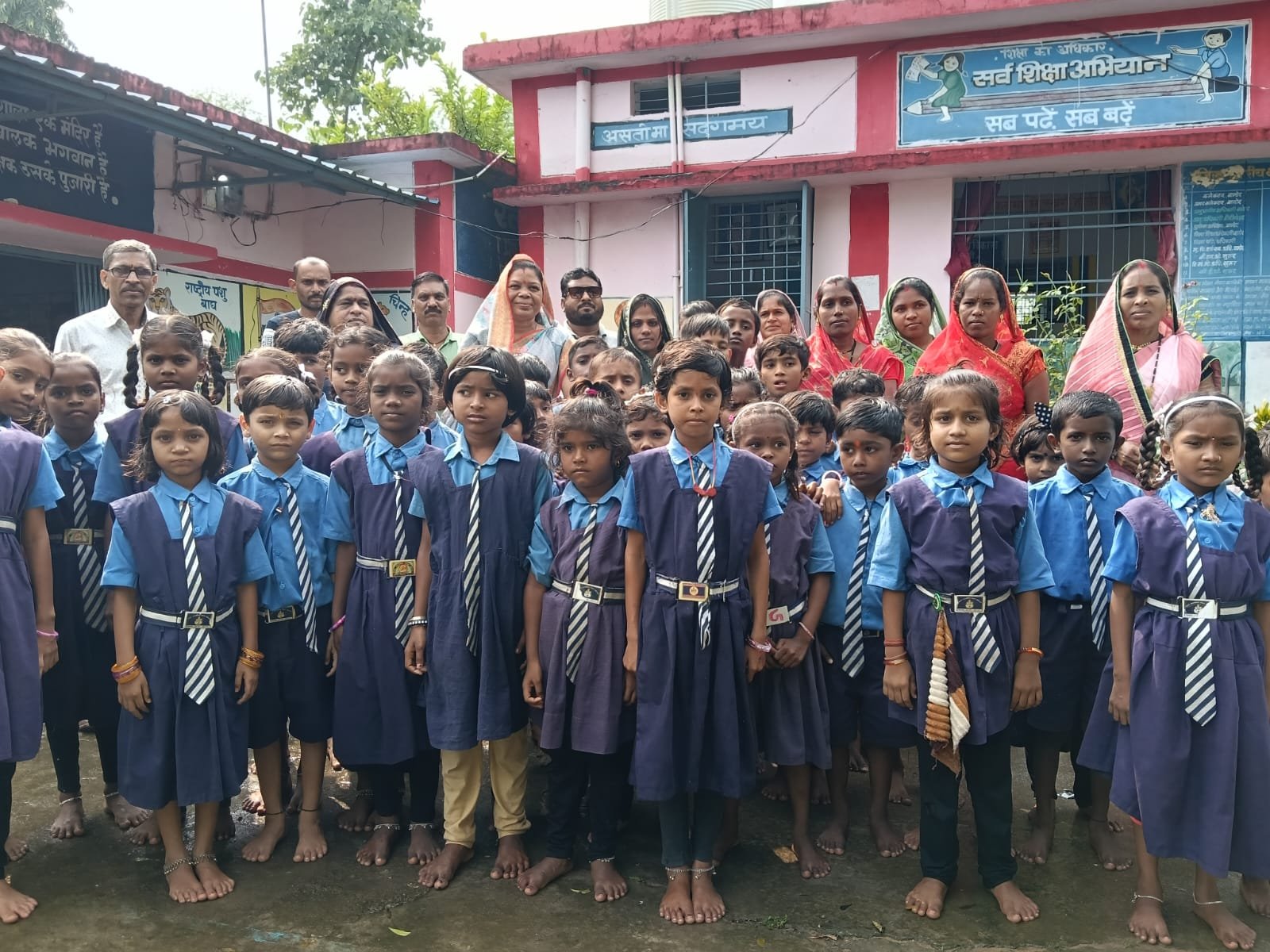 स्कूली बच्चों को न्यौता भोज कराकर अकलवारा सरपंच श्री मति उतरा मरकाम ने पं दिन दयाल उपाध्याय को किया याद
