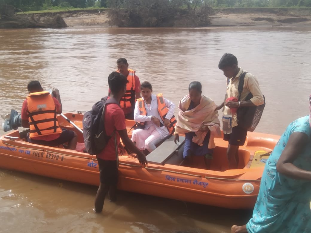 बाढ़ कंट्रोल पर संपर्क करते ही पहुंचे नगर सेना की टीम गर्भवती महिला सहित अन्य ग्रामीणों को उफनते नदी नालों से कराया पार