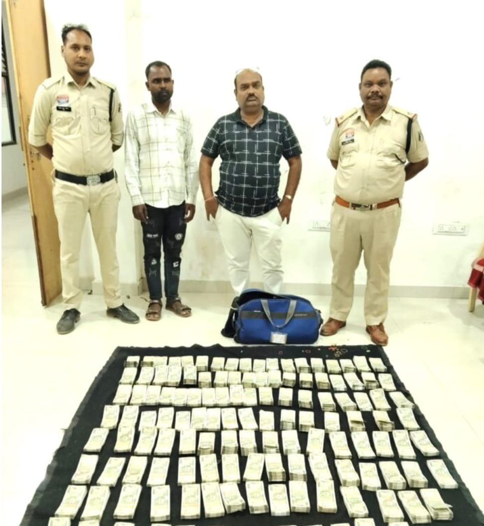 महासमुंद में टेमरी नाका पर 75 लाख नकदी सहित 85 लाख की संपत्ति जब्त, सोना-चांदी व्यापार का दावा, जांच जारी।