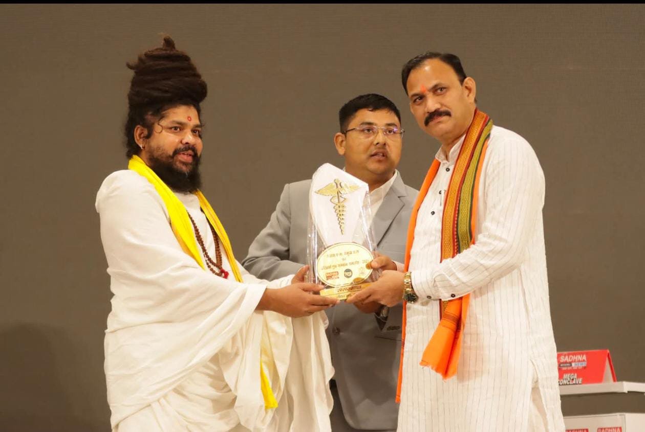 स्वास्थ्य मंत्री के हाथों आयुर्वेदाचार्य गुरुदेव बिरेंद्र देशमुख सम्मानित