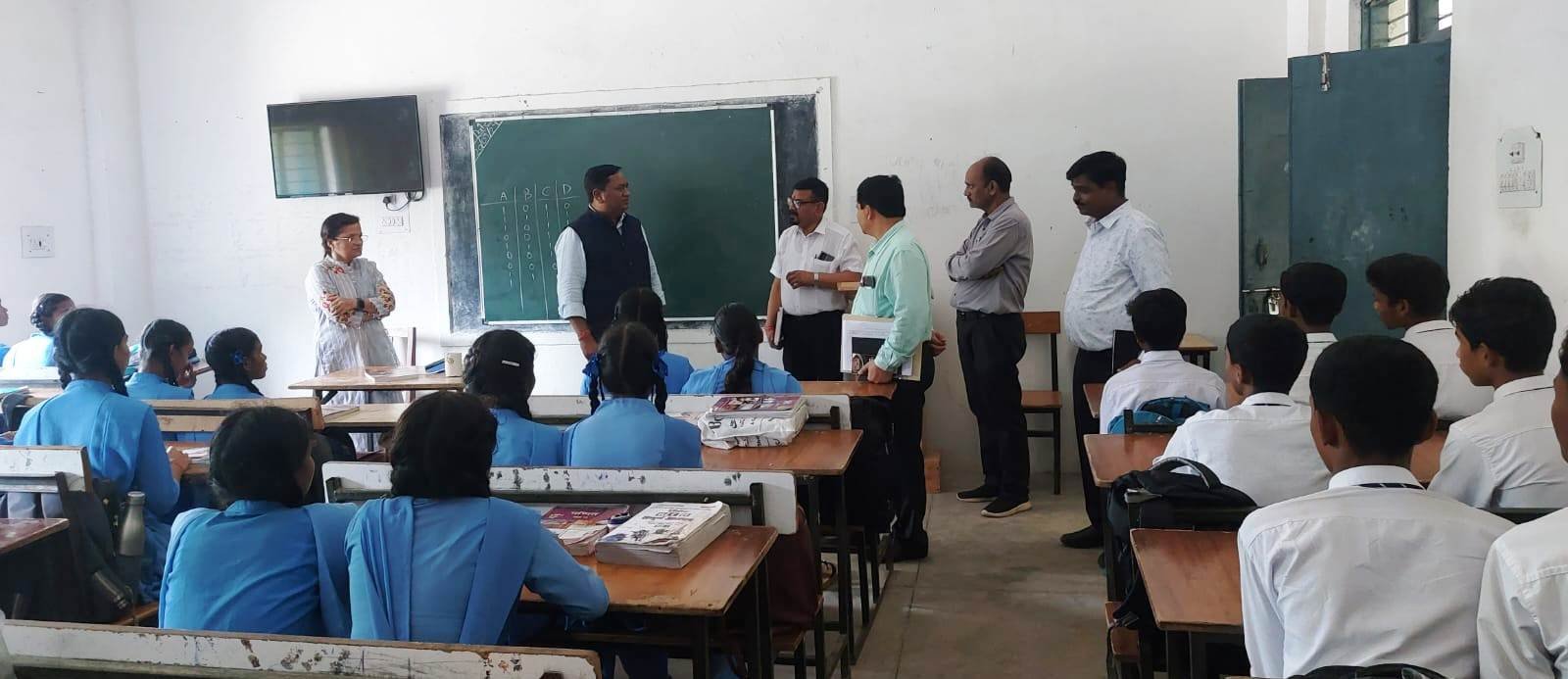 बस्तर कमिश्नर ने किया उचित मूल्य की दुकान, स्कूल और आंगनबाड़ी केंद्रों का निरीक्षण