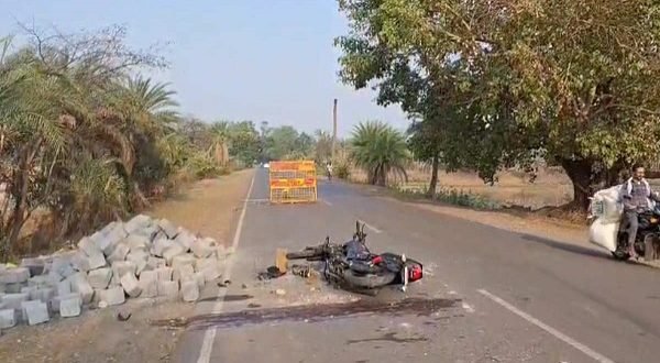 खड़ी ट्रैक्टर-ट्रॉली से टकराई बाइक , बाइक सवार तीन युवकों की गई जान ,,