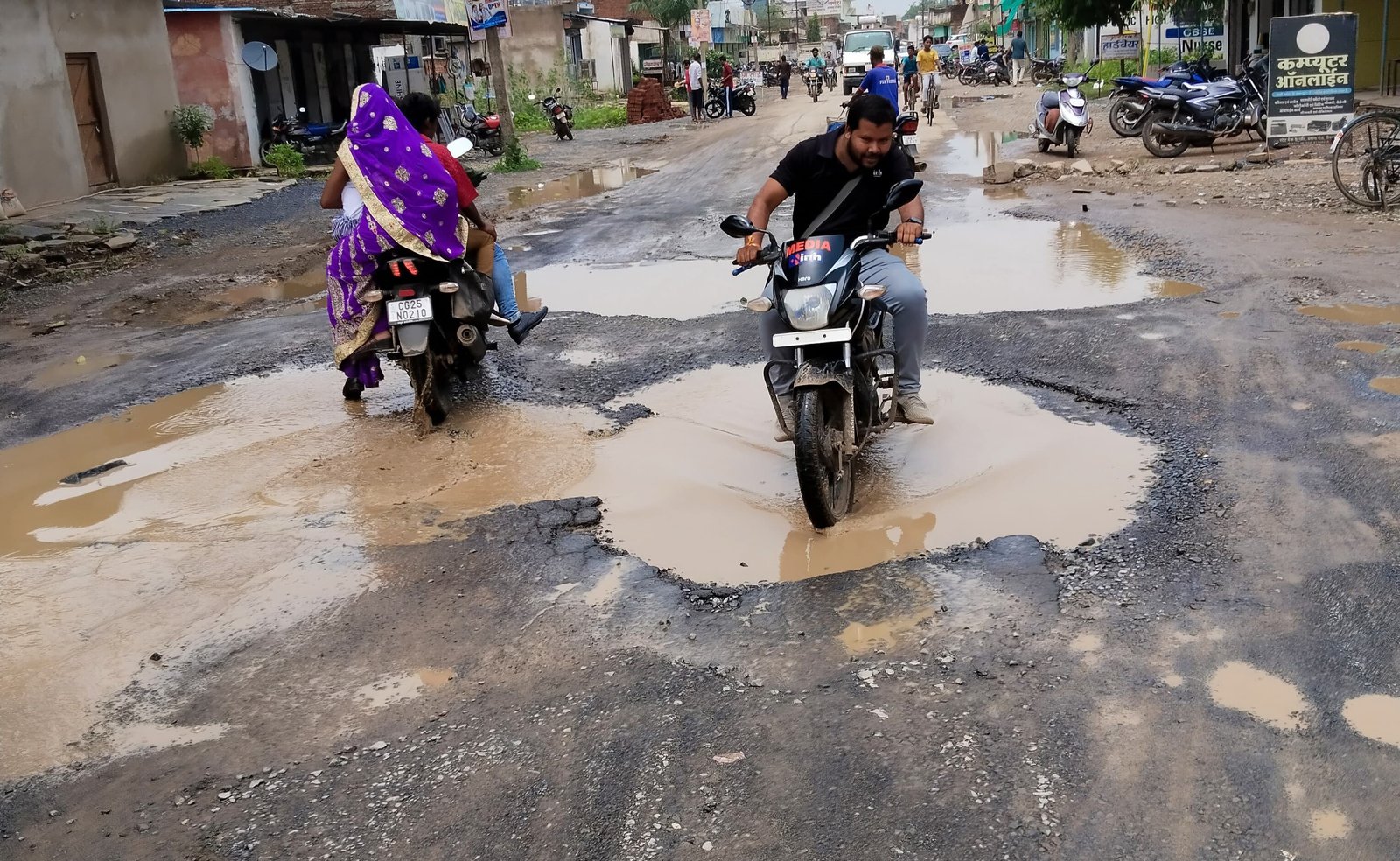 बिलाईगढ़ मुख्य मार्ग जर्जर जानलेवा गड्ढे जान जोखिम में डालकर चलने को मजबूर ग्रामीण