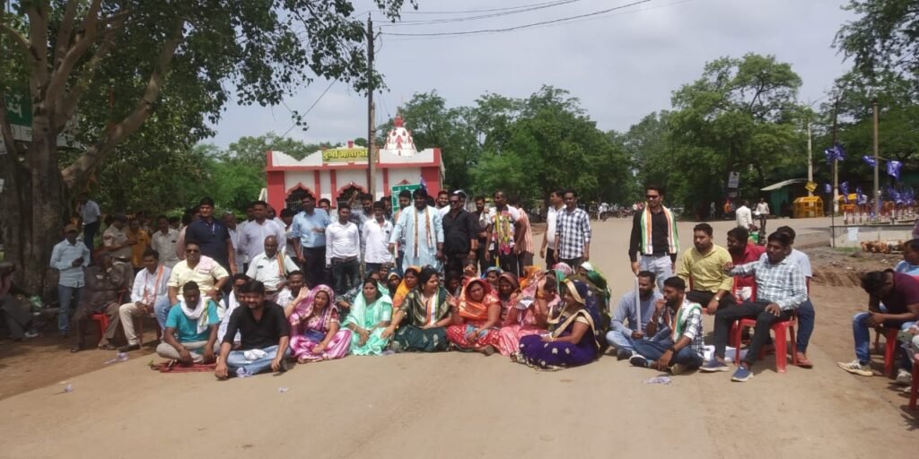 बिलाईगढ विधायक सहित नगरवासियों द्वारा नगर भटगांव में चक्काजाम कर,,,, कर रहे प्रदर्शन