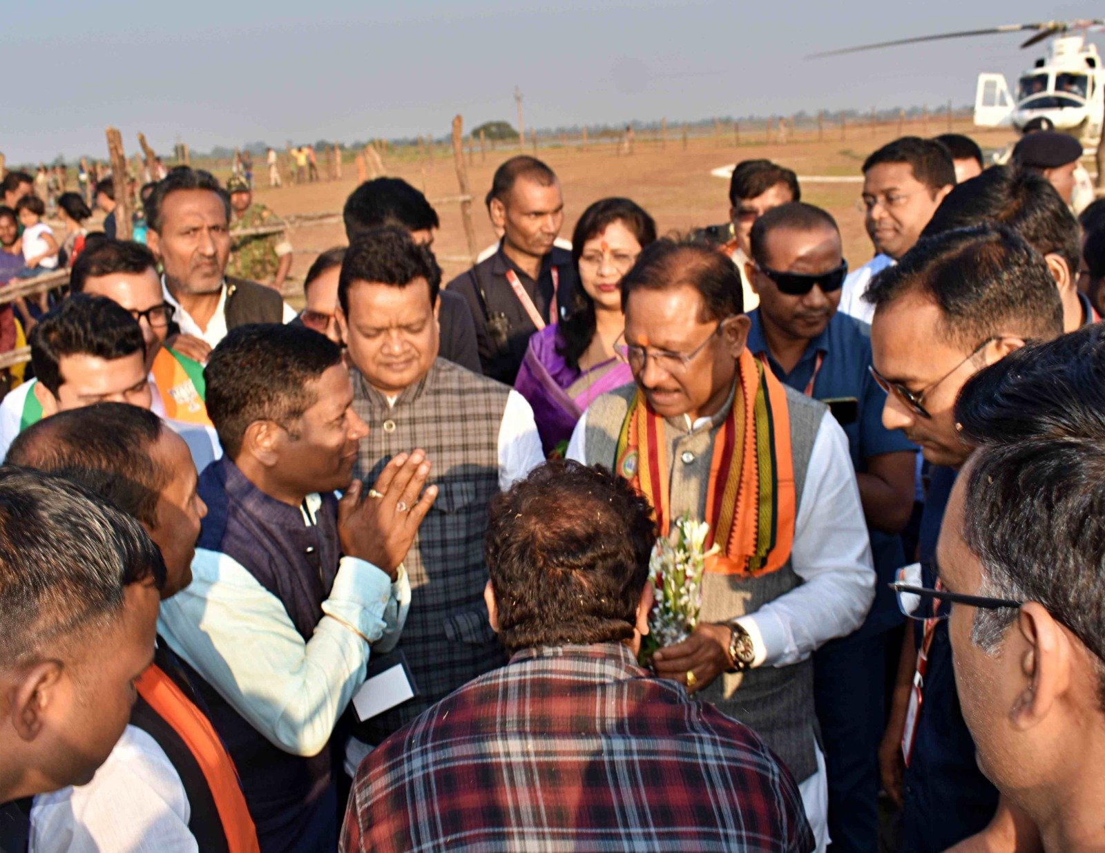 मुख्यमंत्री श्री विष्णुदेव साय का हेलीपैड आगमन पर हुआ आत्मीय स्वागत व अभिनंदन