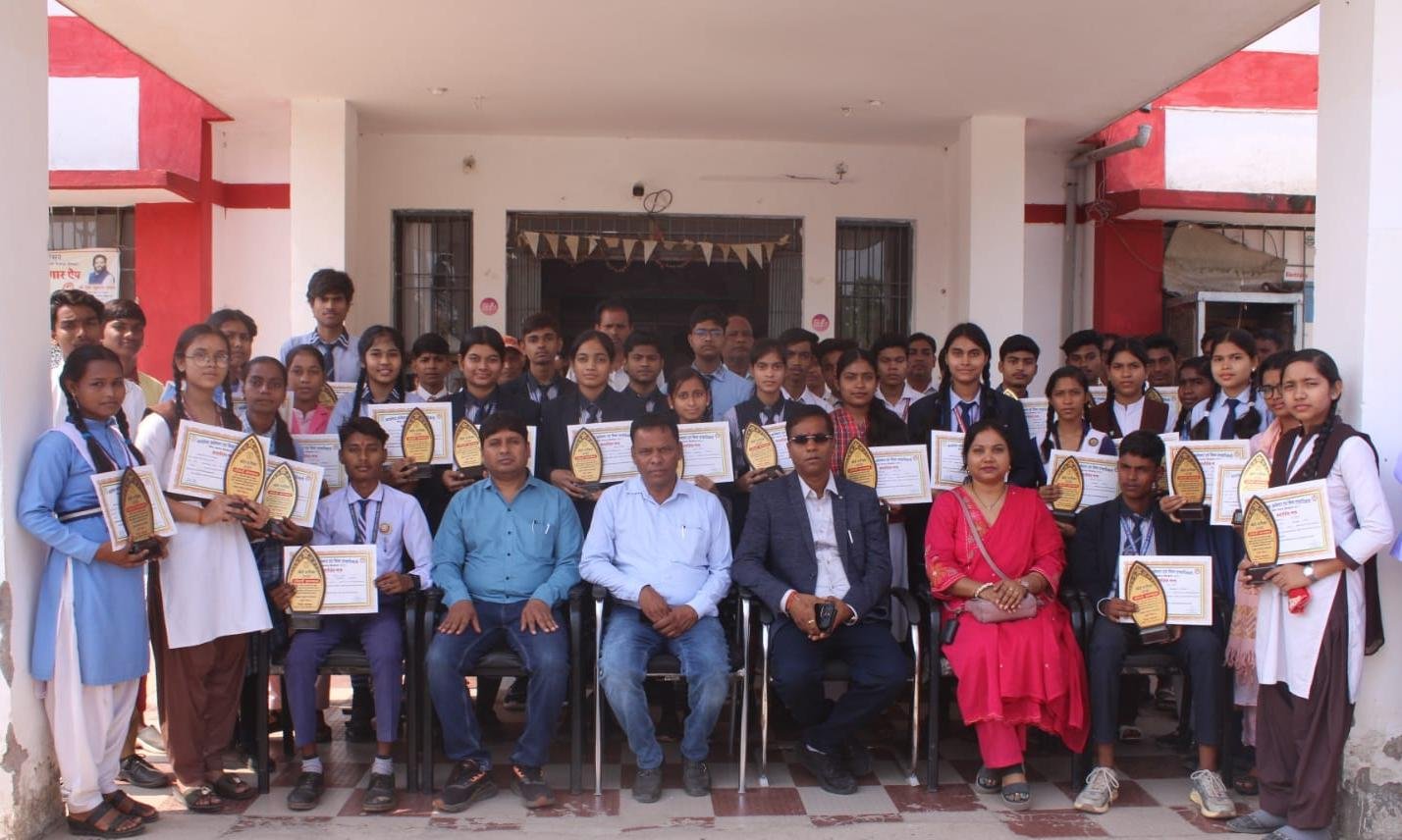 कलेक्टर डॉ. संजय कन्नौजे ने 10 वी 12 वी टॉपर विद्यार्थियों का किया सम्मान