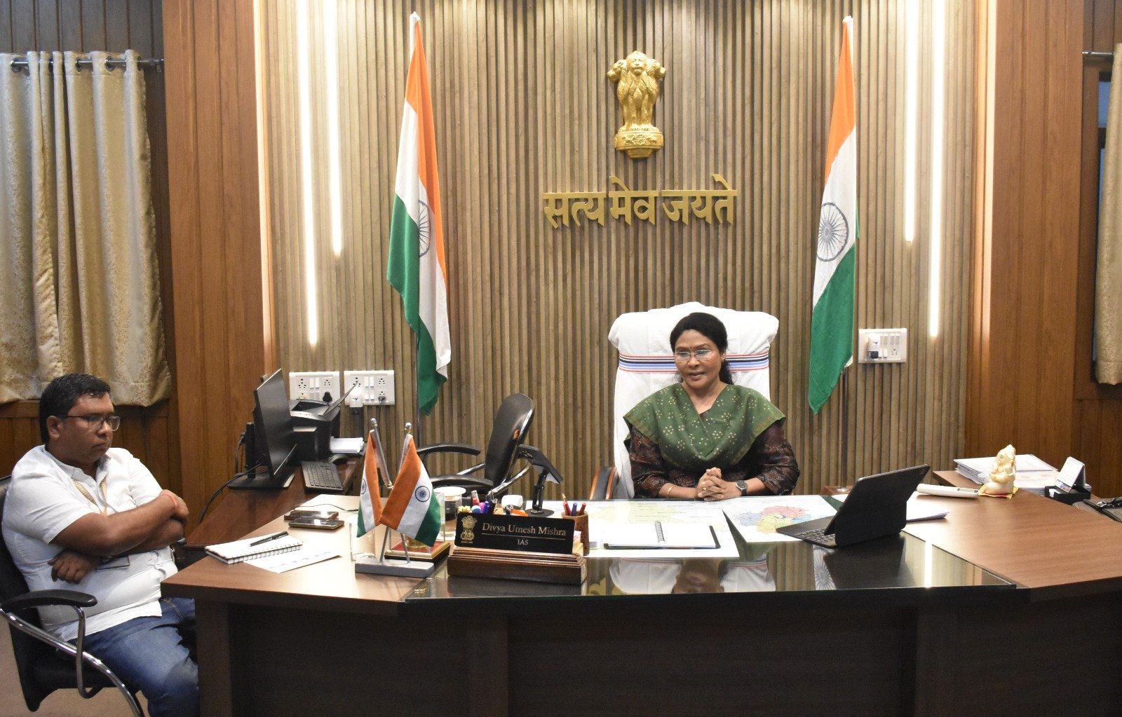 सड़क दुर्घटनाओं पर प्रभावी नियंत्रण और यातायात व्यवस्था को सुदृढ़ बनाने कलेक्टर श्रीमती मिश्रा ने ली बैठक