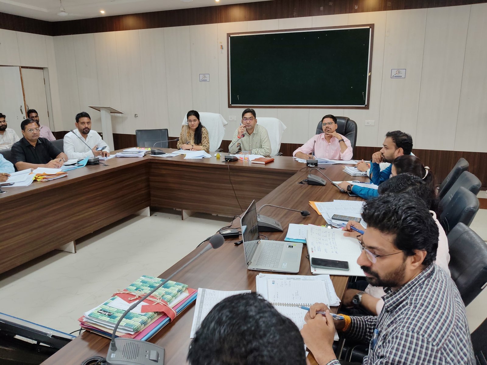 पीएम आवास योजना के तहत अपूर्ण कार्यों को निर्धारित अवधि में पूरा करें - जिपं सीईओं