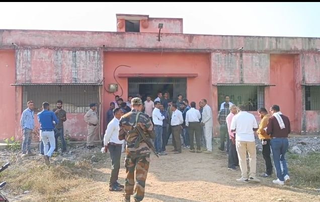 EVM की सुरक्षा कर रहे आरक्षक ने खुद को गोली मारकर की आत्महत्या…