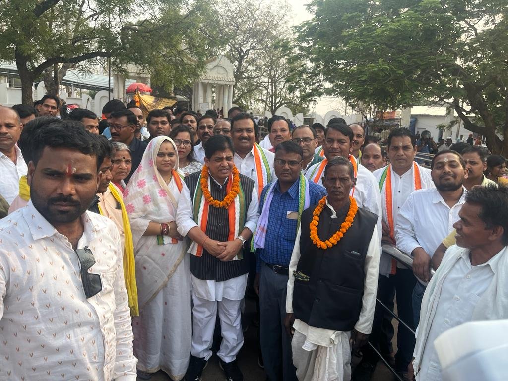 पूर्व मंत्री डहरिया के स्वागत में उमड़ा लोगों का हुजूम गिरोधपुरी धाम में आशीर्वाद लेकर संसदीय चुनाव का किया शंखनाद