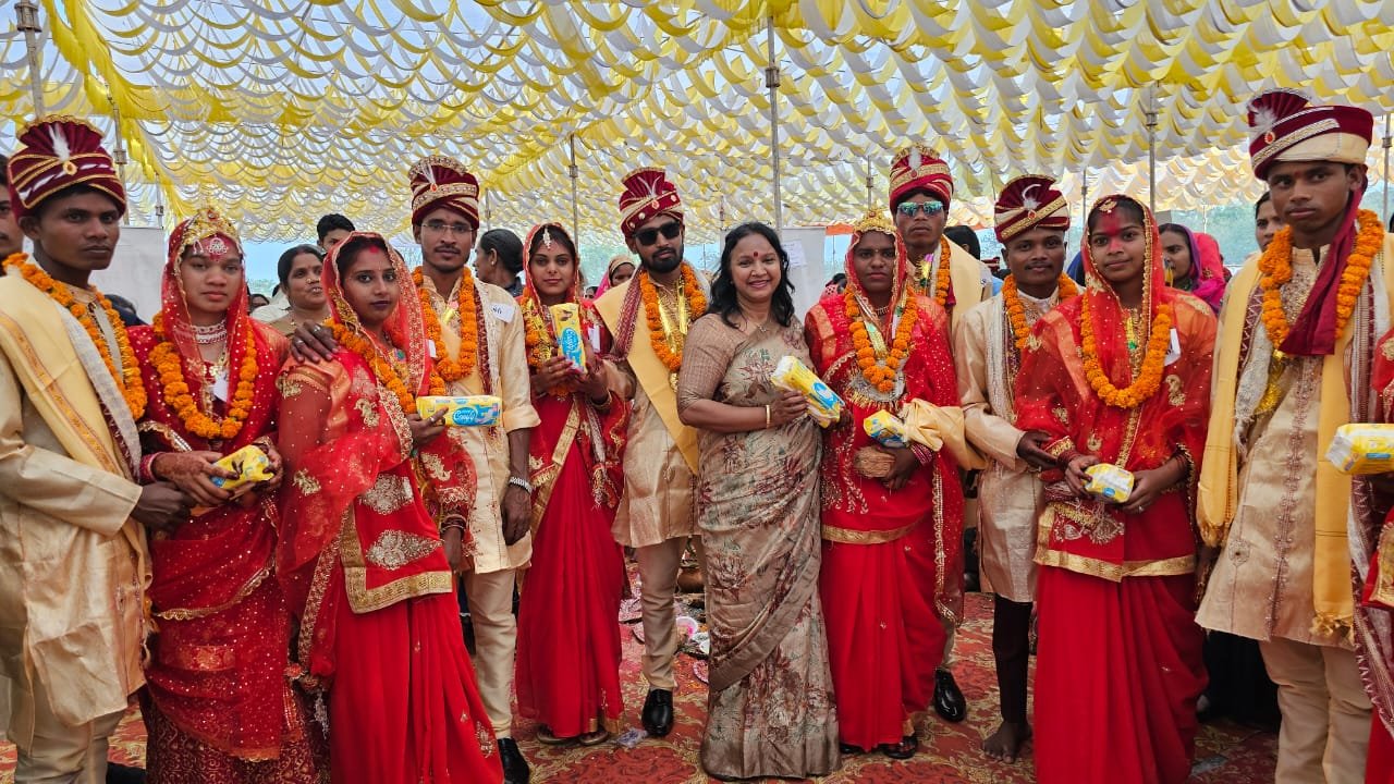 दिल्ली की पिंकिश फाउंडेशन ने सारंगढ़ के मुख्यमंत्री कन्या सामूहिक विवाह में बांटे सेनेटरी पैड