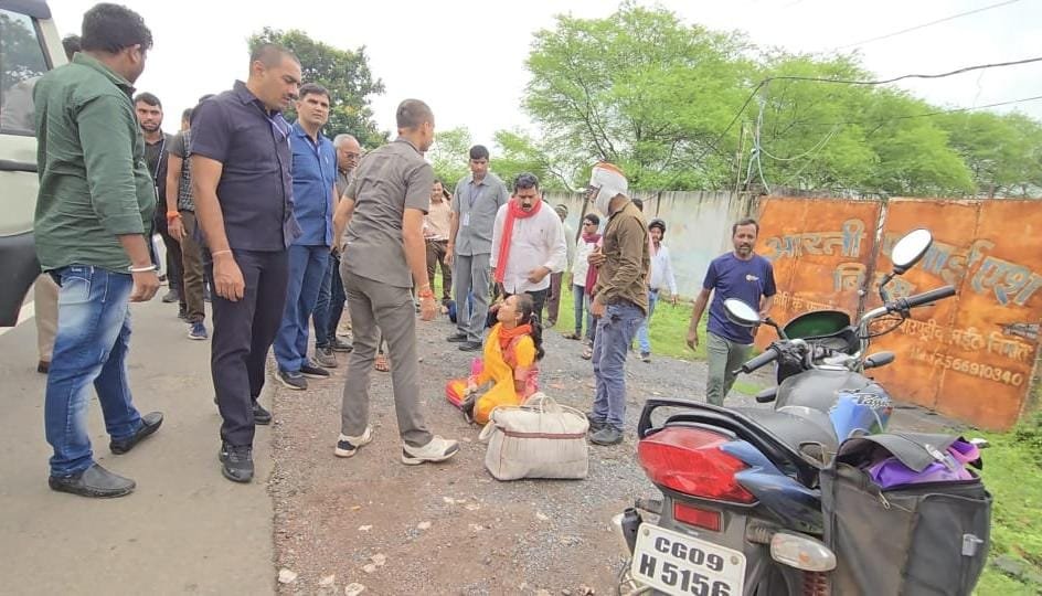 उपमुख्यमंत्री श्री विजय शर्मा ने घायल व्यक्ति को तत्काल अस्पताल पहुंचाया