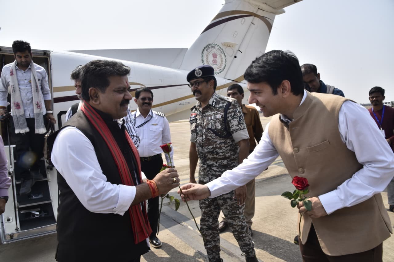उपमुख्यमंत्री विजय शर्मा का जगदलपुर एयरपोर्ट पर भव्य स्वागत: बस्तर दौरा शुरू, किसानों को देंगे उपहार