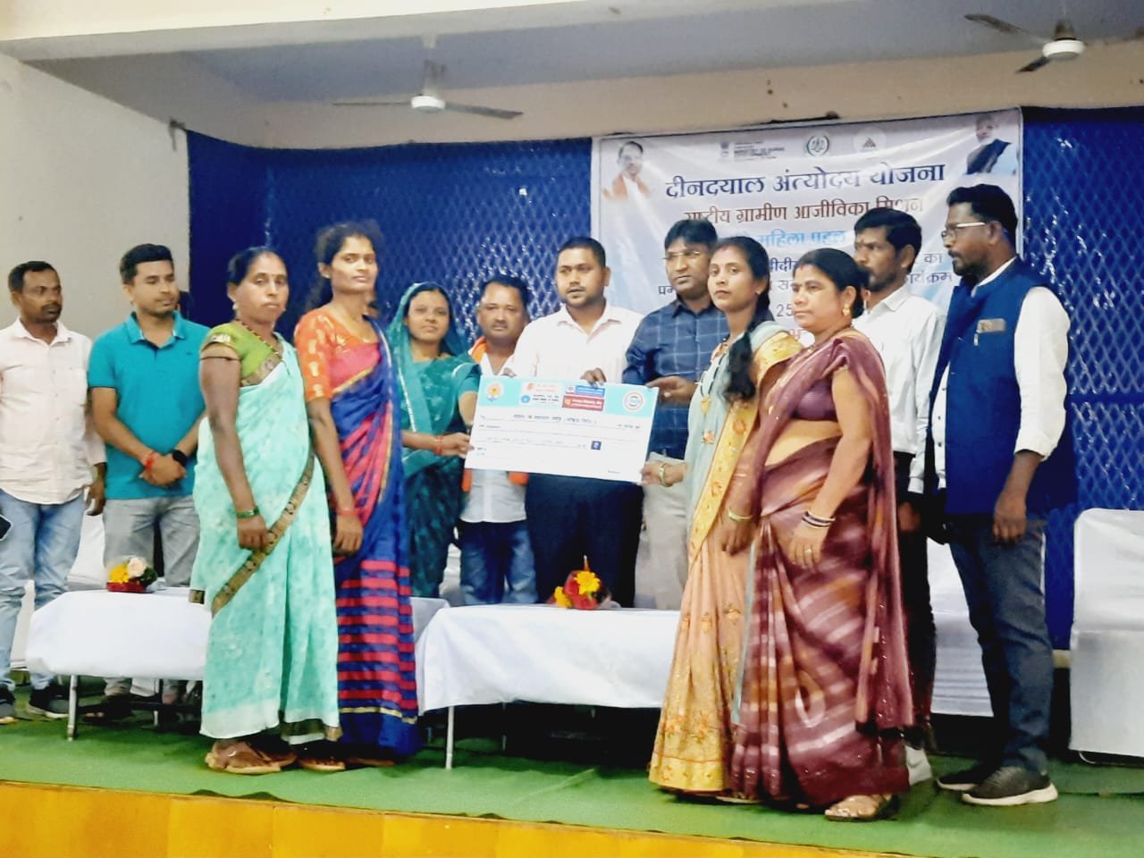 लखपति पहल दीदी के तहत लखपति परिवार और लखपति सीआरपी को सम्मान पत्र वितरण