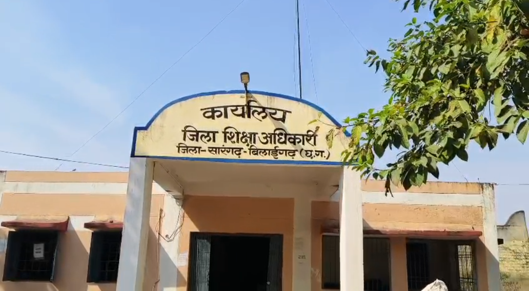 जिला शिक्षा अधिकारी पहुंचे स्कूल ,,,,,10 शिक्षकों को नोटिस