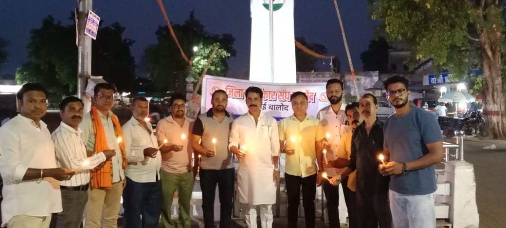 जिला स्वर्णकार समाज ने पहलगाम में हुए आतंकी हमले के खिलाफ नम आंखों से पर्यटकों को दी श्रद्धांजलि