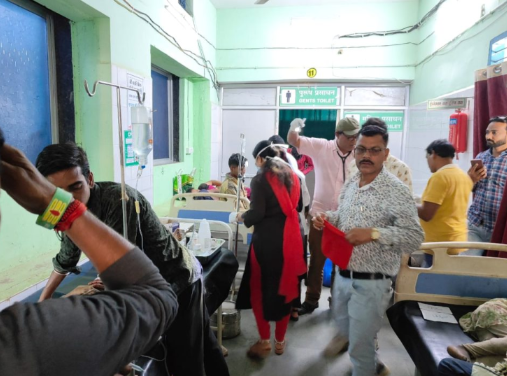 तेज रफ्तार यात्री बस पलटने से दर्जनों यात्री घायल