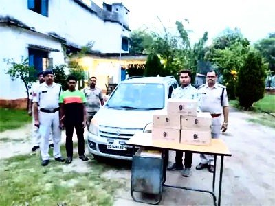 कार की चेकिंग के दौरान डिक्की में मिली अवैध शराब, चेकिंग दौरान 2 आरोपी गिरफ्तार