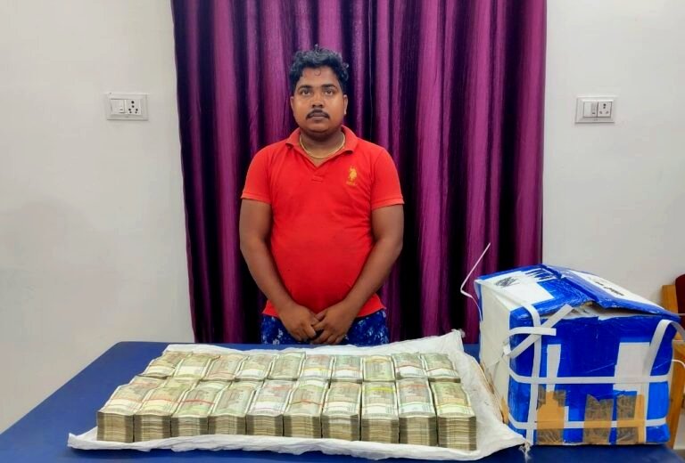 आरंग में पुलिस नाका बन्दी कर की जा रही चेकिंग के दौरान पिकअप से लाखो रु केस …..कार्टून में रखे 50 लाख रुपये जप्त