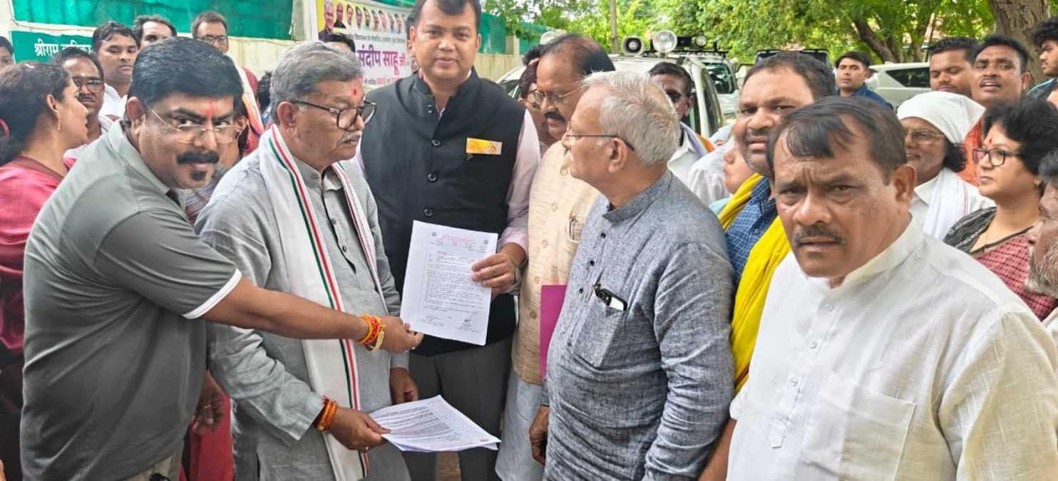 कर्मचारियों और पेंशनरों ने जनप्रतिनिधियों को सौंपा ज्ञापन, लंबित महंगाई भत्ता व कैशलेस चिकित्सा सहित प्रमुख मांगें उठाईं