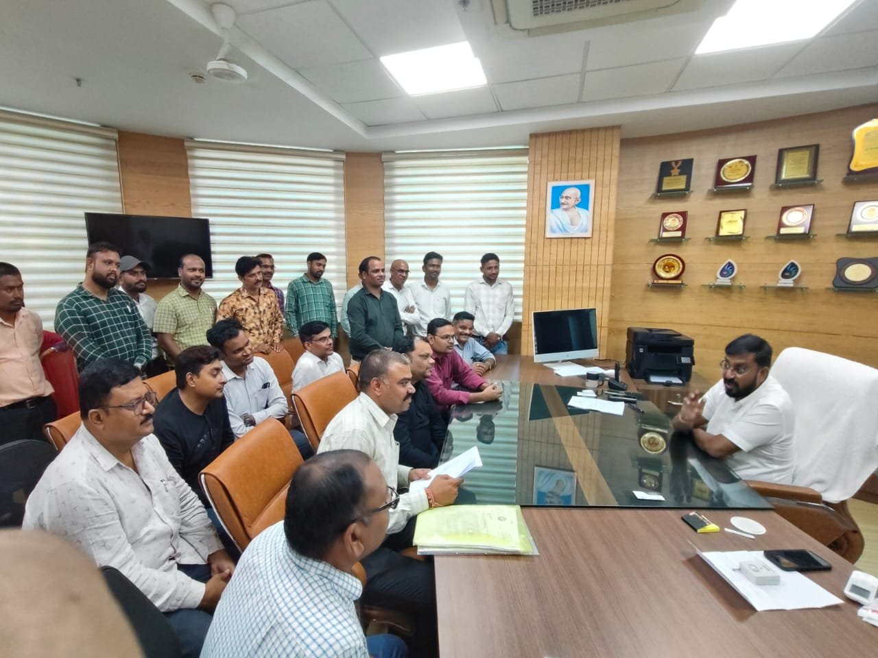 छ ग प्रदेश राष्ट्रीय स्वास्थ्य मिशन (एनएचएम) के कर्मचारी मिशन संचालक से मिले