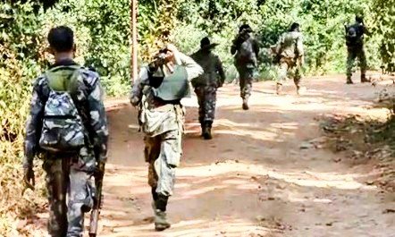 सुरक्षाबलों और नक्सलियों के बीच में मुठभेड़ 2 नकश्ली का शव मिले ,,