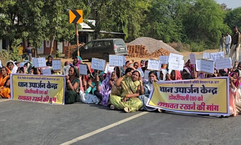 डोगरीपाली छ धान खरीदी केंद्र स्थानांतरण पर किसानों का प्रदर्शन, 40 मिनट तक जाम रहा एनएच-53