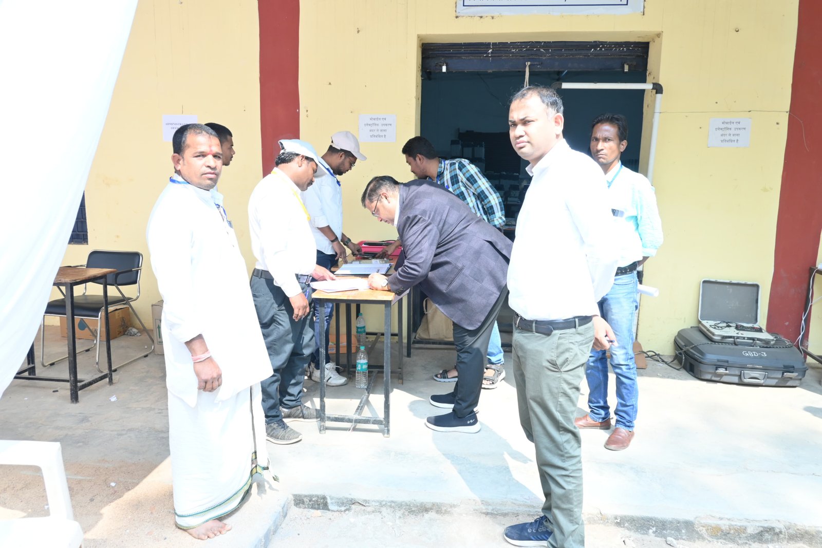 लोकसभा चुनाव में उपयोग होने वाले ईवीएम और वीवीपीएटी मशीनों का फर्स्ट लेवल चेकिंग जारी
