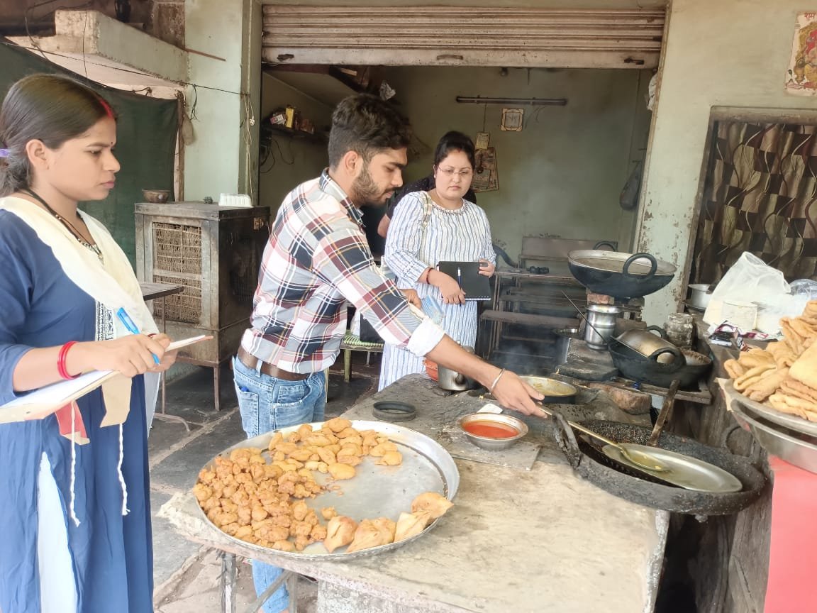 खाद्य विभाग की टीम ने होटलों का किया औचक निरीक्षण,अमानक खाद्य सामग्री कराई गई नष्ट